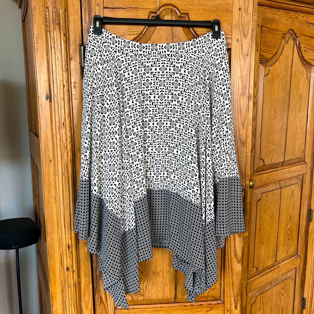 Banana Republic Handkerchief Hem Black & White Patterned Skirt Size 14, with tag